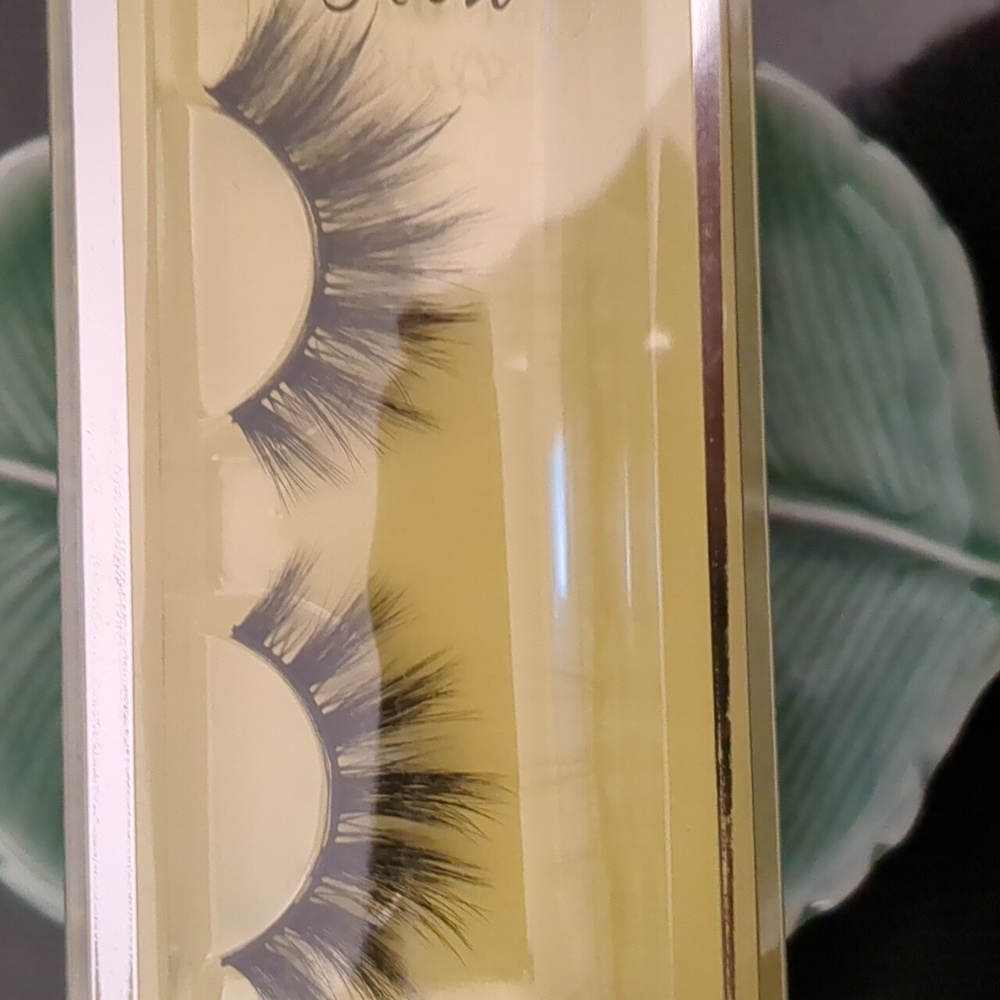 Set Of Lashes - Picture 3 of 3